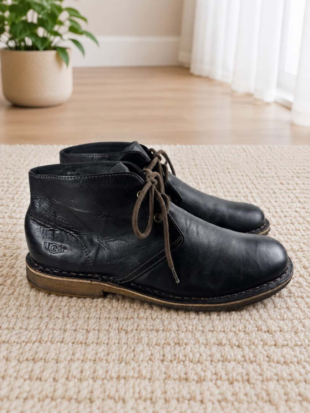 UGG Leighton Men’s Black Leather Chukka Boots Lace Up Comfort Shoes Size 8.5